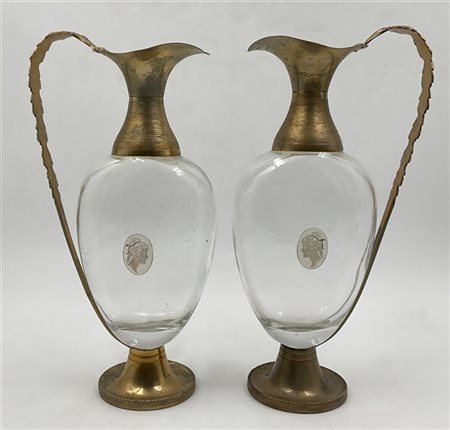 Coppia di caraffe con corpo in vetro decorato da profilo femminile entro riserv