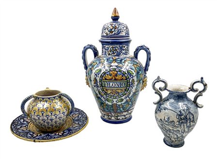 Manifatture diverse, secolo XIX-XX. Lotto composto da un vaso biansato con masc