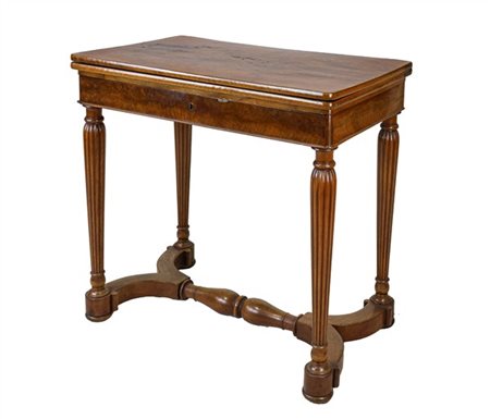 Tavolo da gioco con gambe baccellate riunite da crociera, piano a libro con ins