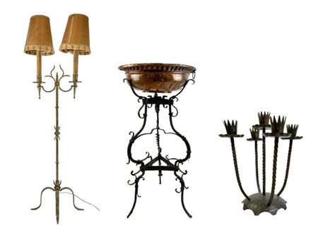 Lotto composto da una lampada a due luci in ferro battuto, un trespolo portafio
