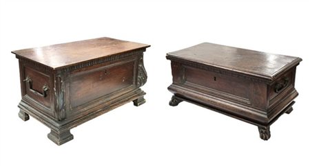 Lotto di due piccoli bauli in legni vari con decori intagliati e maniglie in fe