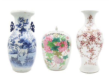Arte orientale, lotto composto da due diversi vasi e una potiche in porcellana