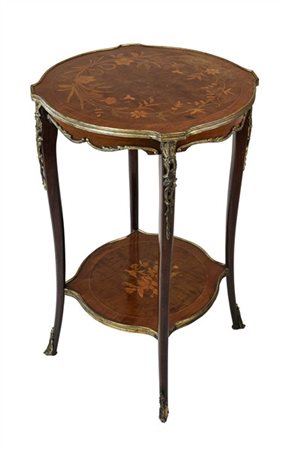 Gueridon di forma circolare a due ripiani, lastronato, filettato e intarsiato i