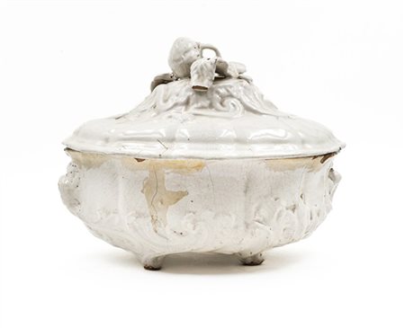 Manifattura del secolo XVIII. Zuppiera con coperchio in maiolica bianca decorat