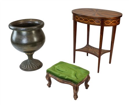 Lotto composto da un gueridon a due ripiani di forma ovale lastronato, filettat