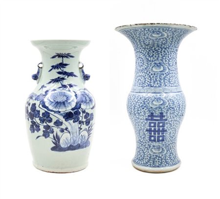 Lotto composto da due vasi di forma diversa in porcellana bianca e blu 
Cina, s