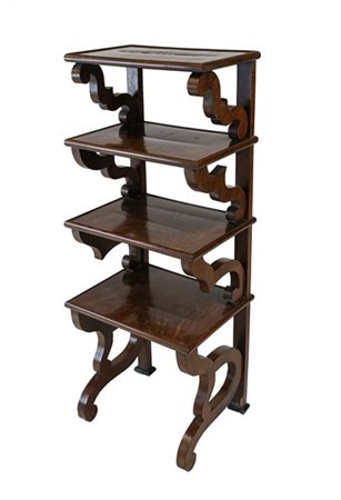 Etagère in mogano a quattro ripiani a scalare con sostegni a voluta. Secolo XIX