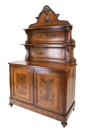 Credenza con piattaia in noce con specchiature in radica, parte inferiore a due