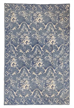 Tappeto meccanico, secolo XX. Decoro con motivo floreale nei toni dell'azzurro,