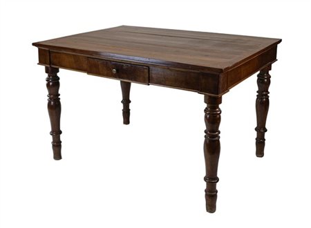 Tavolo in noce con piano filettato, un cassetto nella fascia e gambe tornite. I