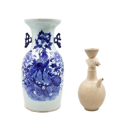 Lotto composto da una brocca in ceramica con collo a guisa di testa di fenice n