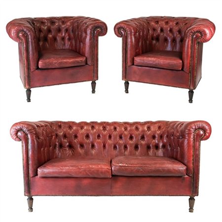Fornitura da salotto Chesterfield rivestita in pelle rossa capitonné borchiata