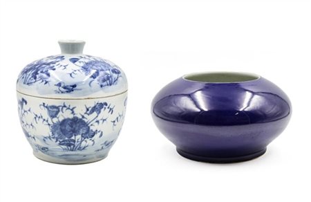 Lotto composto da un cachepot in porcellana "Bleu de Huè". Vietnam, secolo XIX.