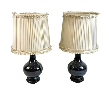 Coppia di vasi in porcellana con invetriatura blu scura Cina, secolo XIX. Monta