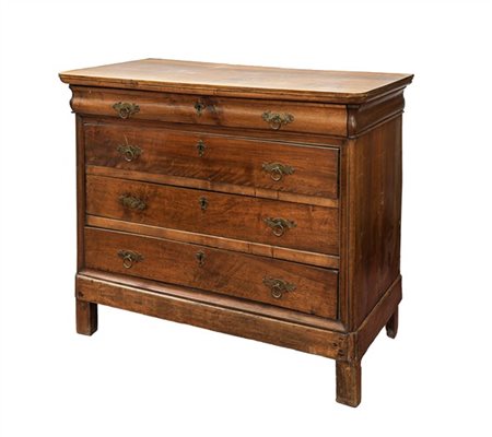 Comò in noce con fronte a quattro cassetti di cui uno modanato sottopiano. Seco