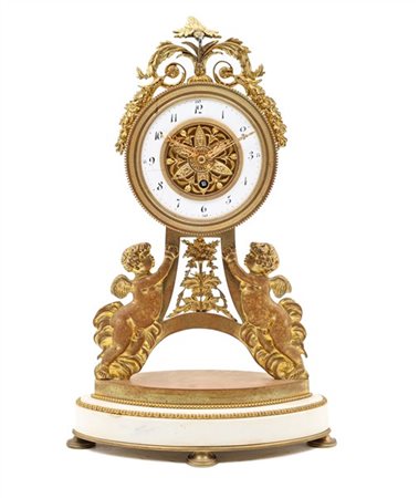 Pendola in stile Direttorio in marmo e bronzo dorato decorata a festoni e putti