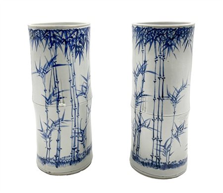 Coppia di vasi in porcellana bianca e blu a forma di tronco di bambù e decorati