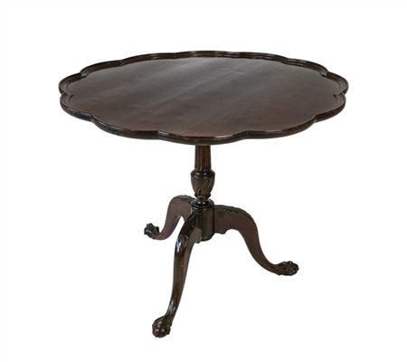 Tavolo in mogano con piano polilobato, sostegno scanalato su tripode con piedi