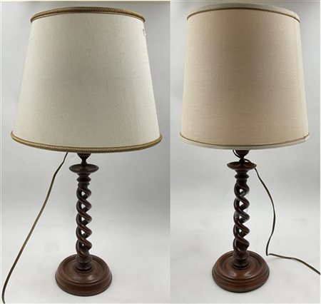 Coppia di lampade da tavolo con sostegno in legno intagliato a spirale su base