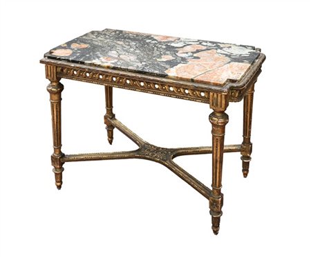 Tavolino in legno intagliato e dorato con gambe scanalate riunite da traverse,