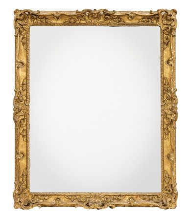 Specchiera di forma rettangolare con cornice in legno e stucco dorato con decor