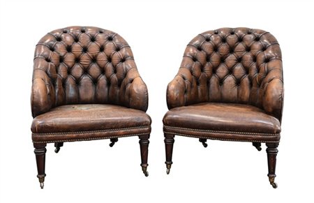 Coppia di poltrone Chester in pelle marrone con gambe tornite munite di rotelle