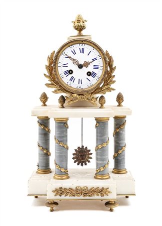 Pendola a portico in marmi vari e bronzo dorato. Quadrante in smalto bianco con