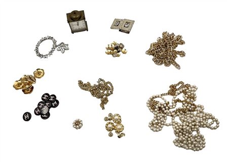 Scatola contenente svariati pezzi di bigiotteria anche con strass, bottoni in m