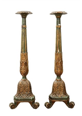 Coppia di portaceri in legno intagliato, laccato e dorato con fusto scanalato e