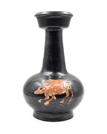 Manifattura orientale, secolo XIX-XX. Vaso in gres smaltato nero decorato da co