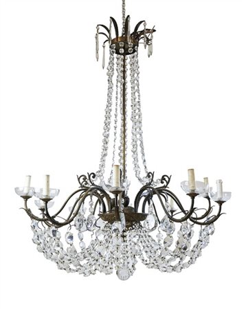 *Lampadario in metallo a dieci bracci e quattordici luci con bobeche e pendenti