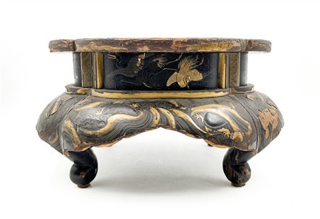 Base di forma sagomata in legno ebanizzato, dorato e laccato. Giappone, periodo