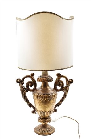 Portapalme biansato in legno intagliato e dorato con decoro a volute fogliate.