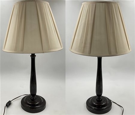 Coppia di lampade con fusto a colonna. Giappone, secolo XX. Con paralume (h. cm