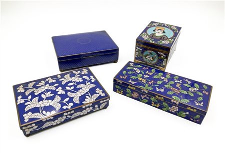 Lotto composto da quattro scatole in metallo cloisonnè a fondo blu con decori d