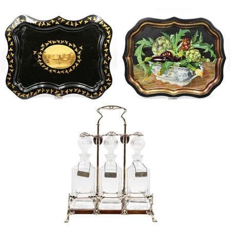 Lotto composto da un tantalo in metallo argentato con tre bottiglie in vetro e