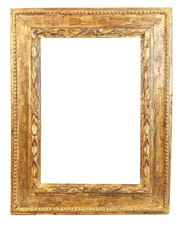 Cornice in legno intagliato e dorato a doppio ordine con bordure perlinate e a