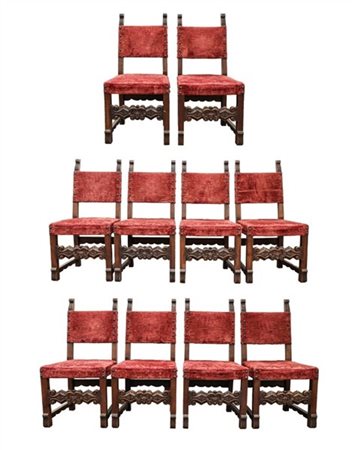 Gruppo di dieci sedie in stile secentesco con puntali e fascia sagomati e intag