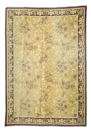 Tappeto meccanico, secolo XX. Decoro con motivo floreale a fondo giallo (cm 193