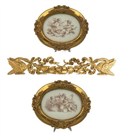 Lotto composto da un fregio in legno intagliato e dorato a forma di cigni regge