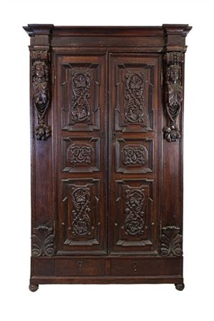 Armadio in legno tinto a due ante e due cassetti alla base, pannellature intagl