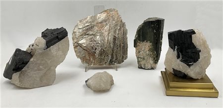 Lotto composto da cinque diversi frammenti di minerali, uno con base in metallo