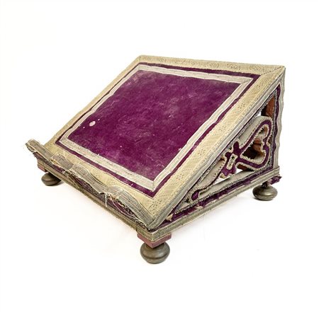 Leggio d'appoggio in legno traforato e sagomato rivestito in velluto e passaman