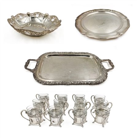 Lotto in metallo argentato composto da un vassoio biansato, un cestino traforat