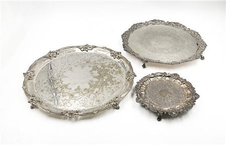 Lotto composto da tre diversi salver in metallo argentato con profili sagomati,