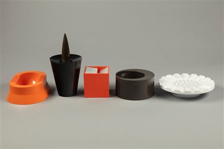 Sergio Asti - Anna Castelli Ferrieri - Enzo Mari - Bruno Munari - Philippe Starck (Milano 1907-1998, 1918-2006, 1932, 1949)  - Collezione di cinque posacenere, XX sec.