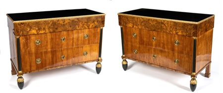  
Coppia di cassettoni impero italiani  Toscana, inizio XIX secolo
 Altezza x larghezza x profondità 137 x 61 x 102 cm.