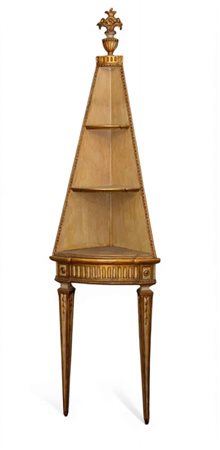  
Coppia di angoliere italiane Luigi XVI Venezia, XVIII secolo
 Altezza x larghezza x profondità: 222 x 60x 40 cm