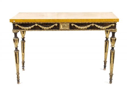  
Tavolo console italiano Roma, XVIII secolo
 Altezza x larghezza x profondità: 91 x 137 x 62 cm.