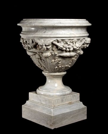  
Vaso italiano in marmo scolpito XIX secolo
 Altezza x diametro: 82 x 60 cm.